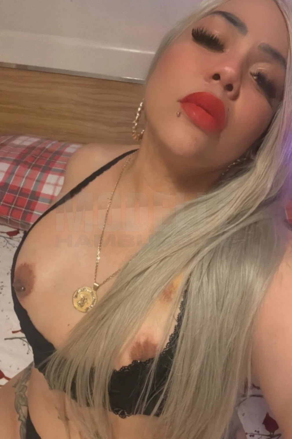 Chanel, 37, 165cm, 69kg, 85 C