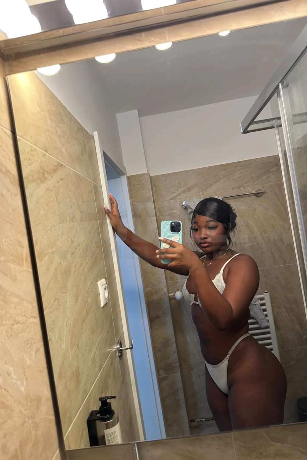 Dahina, 20, spanisch, Hure in Hamburg-Stellingen